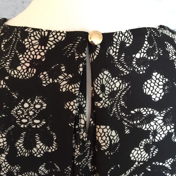 Vince Camuto Printed Bell Sleeve Blouse Size Small - Picture 4 of 8